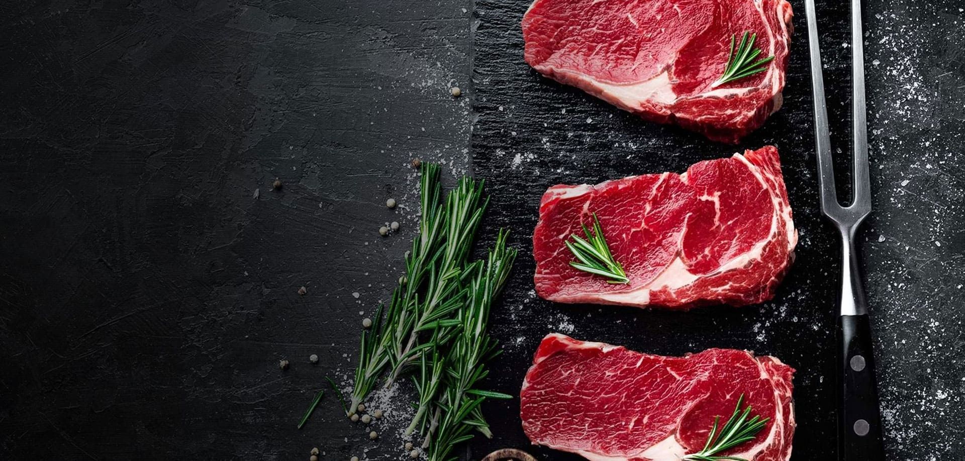 Eine Platte mit frischem Fleisch